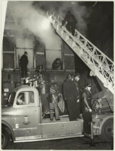Brand op de Burgwal in het bovenhuis van de Fam. Hovenier., NL-HlmNHA 54010504