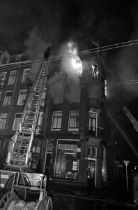 Brand hoek F. Bolstrat en Rustenburgerstraat. De brandweer tijdens blussing, Bestanddeelnr 920-7908