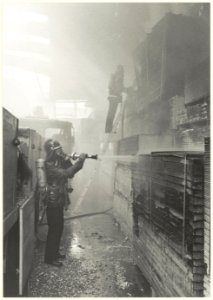 Brand bij Bouwmatron in de Waarderpolder in het voorjaar van 1984. NL-HlmNHA 54025727
