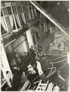 Brand in de Kleine Houtstraat ter hoogte van de Helmbrekerssteeg. NL-HlmNHA 54010553