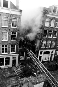 Brand en ontploffingen in pand aan de Quellijnstraat in Amsterdam overzicht van, Bestanddeelnr 930-8809
