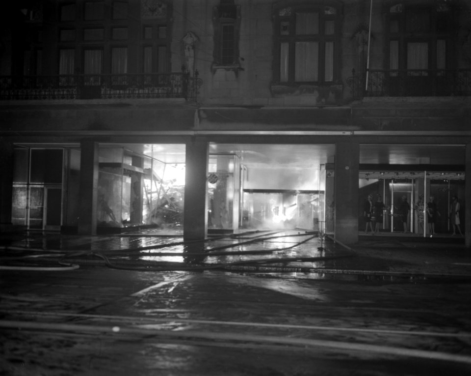 Brand bij C en A aan het Damrak te Amsterdam, Damrak, Bestanddeelnr 914-8238
