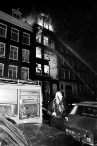 Brand en ontploffingen in pand aan de Quellijnstraat in Amsterdam brandweer tij, Bestanddeelnr 930-8804
