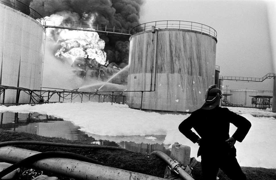 Brand in benzineopslagtank bij Comos Amsterdam. Rond de tank is enorme hoeveel, Bestanddeelnr 922-9943