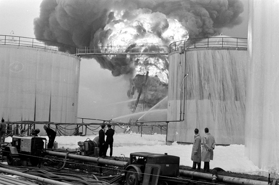 Brand in benzineopslagtank bij Comos Amsterdam. Rond de tank is enorme hoeveel, Bestanddeelnr 922-9946