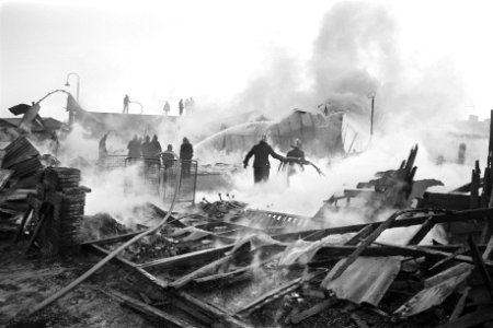 Brand bij verblijfplaats van kermisexploitanten bij Markthallen te Amsterdam, Bestanddeelnr 925-4502