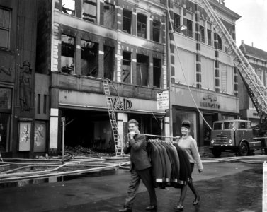 Brand bij V en D te Leeuwarden Onbeschadigde confectie wordt in veiligheid gebr, Bestanddeelnr 914-9541