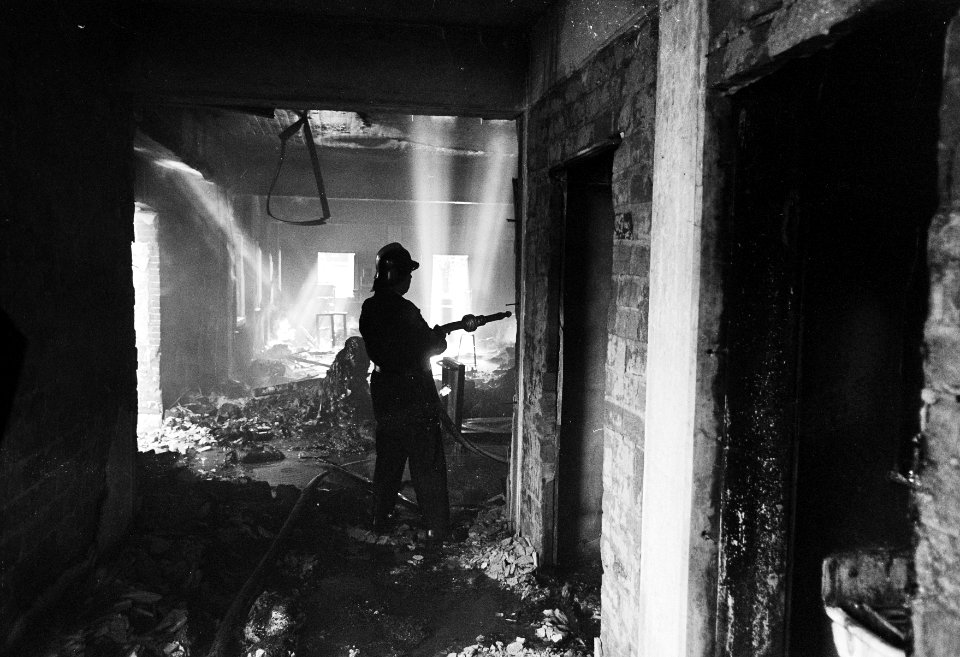 Brand bij Hernhutters te Zeist. Puinhopen na de brand, Bestanddeelnr 920-8182