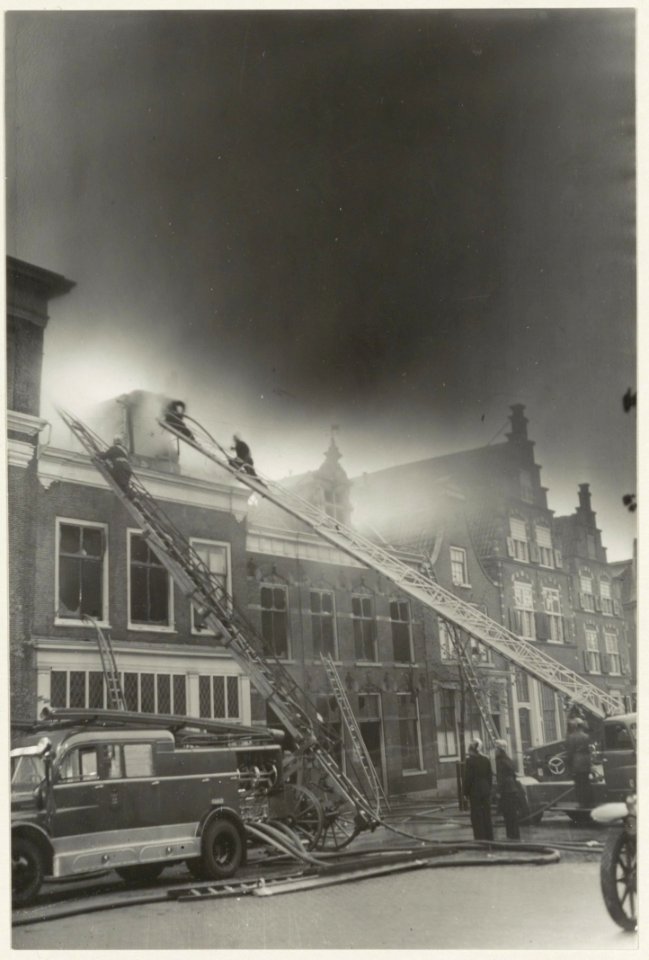 Brand aan de Gedempte Oude Gracht 85-87 tussen de Grote Houtstraat en de Frankestraat. NL-HlmNHA 54010551
