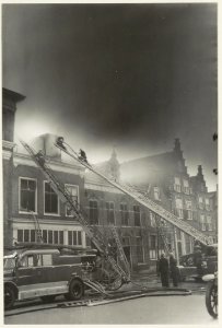 Brand aan de Gedempte Oude Gracht 85-87 tussen de Grote Houtstraat en de Frankestraat. NL-HlmNHA 54010551