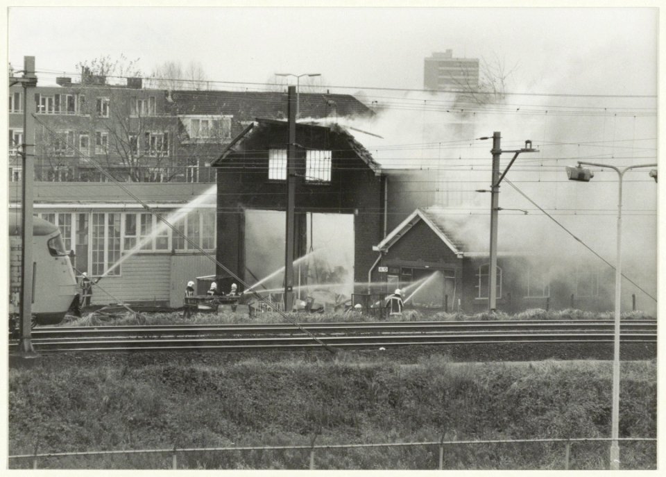 Brand in de asbestloods van de Hoofdwerkplaats van de NS. NL-HlmNHA 54032047