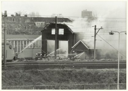 Brand in de asbestloods van de Hoofdwerkplaats van de NS. NL-HlmNHA 54032047