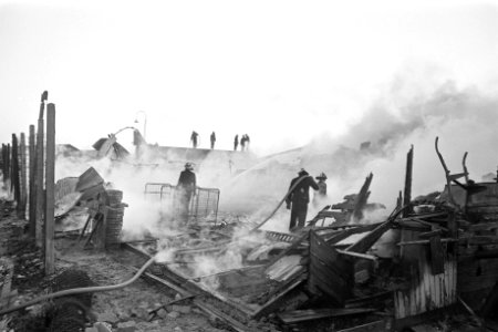 Brand bij verblijfplaats van kermisexploitanten bij Markthallen te Amsterdam, Bestanddeelnr 925-4504