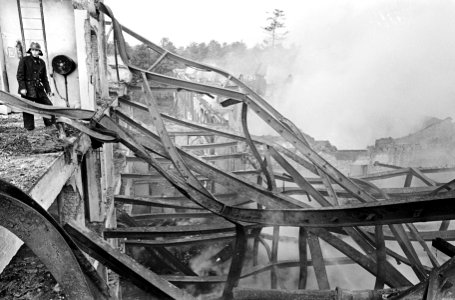 Brand bij Hernhutters te Zeist. Puinhopen na de brand, Bestanddeelnr 920-8183