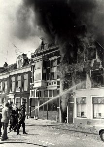 Brand aan de Hooimarkt 12. Aangekocht in 1981 van United Photos de Boer bv. - Negatiefnummer 19489 k 31 a. - Gepubliceerd in het Haarlems Dagblad van 26.06.1980
