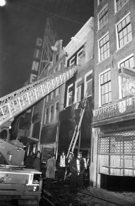 Brand in Reguliersbreestraat, Amsterdam brandweer op ladder, Bestanddeelnr 924-1895