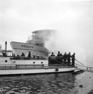 Brandweer tijdens het blussen van het passagierschip Regina bij de Zaanlandse te, Bestanddeelnr 918-5075