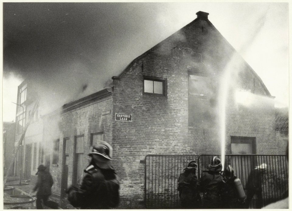 Brandweer tijdens bluswerkzaamheden bij een uitslaande brand aan de Brouwersvaarthoek Gasthuislaan. NL-HlmNHA 54025729