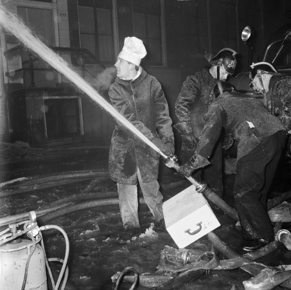 Brand in Spuistraat te Amsterdam bij de Fa. Westor , een kok helpt de brandweer , Bestanddeelnr 914-7318