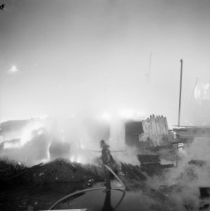 Brand bij NDSM in houtdrogerij, overzicht blussingswerkzaamheden, Bestanddeelnr 918-6406