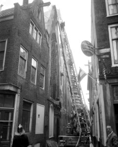 Brand in St. Olofskapel aan de Zeedijk, de brandweer aan het blussen, Bestanddeelnr 919-2112