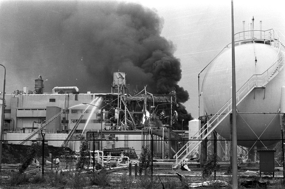 Brand bij Marbon, chemisch bedrijf, westelijk havengebied Amsterdam, overzicht, Bestanddeelnr 924-8039