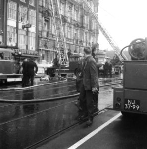 Brand in Victoriahotel te Amsterdam, Amerikaanse gasten zaten in de hal te wacht, Bestanddeelnr 916-3439