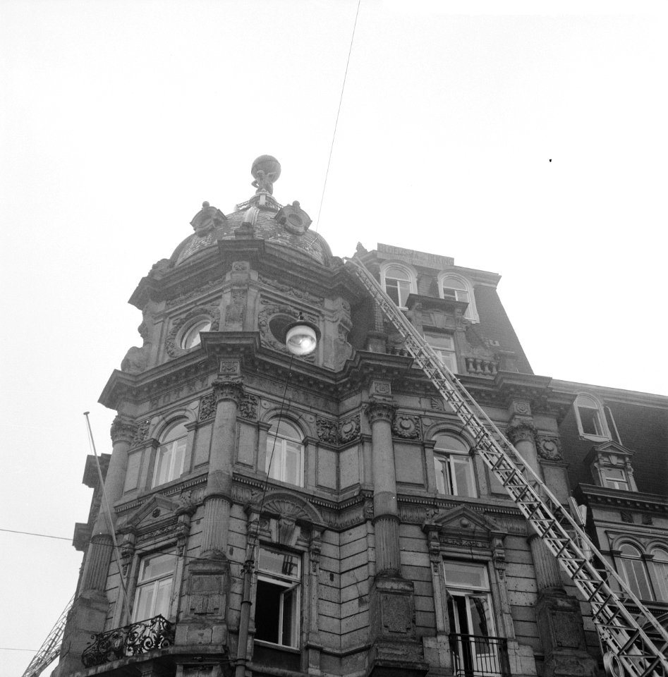 Brand in Victoriahotel te Amsterdam, Amerikaanse gasten zaten in de hal te wacht, Bestanddeelnr 916-3440