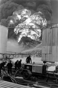 Brand in benzineopslagtank bij Comos Amsterdam. Brandweerlieden blussen, Bestanddeelnr 922-9940