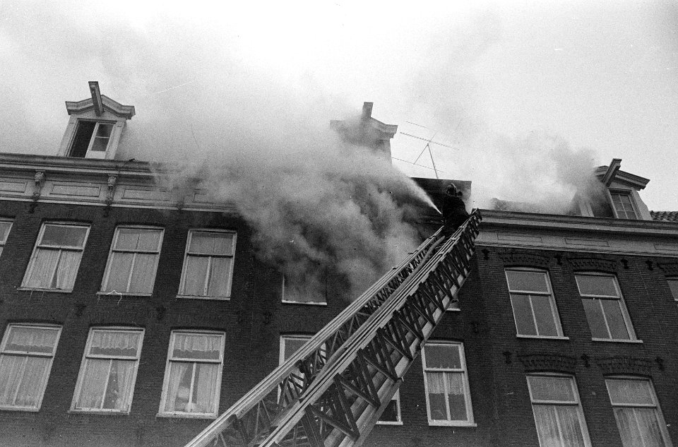 Brand in Daniel Stalphertstraat te Amsterdam. Brandweer aan het blussen, Bestanddeelnr 914-7292