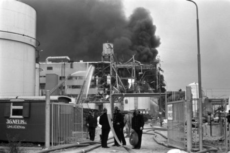 Brand bij Marbon, chemisch bedrijf, westelijk havengebied Amsterdam, overzicht, Bestanddeelnr 924-8049
