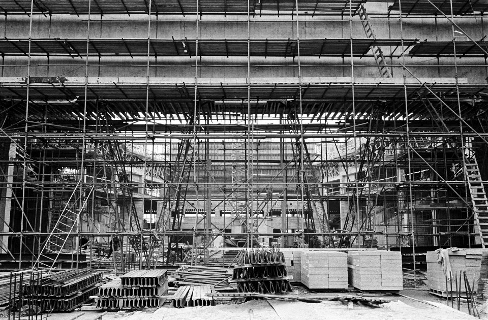 Bouw concertgebouw te Rotterdam, nr. 33, 34 doorkijk vana achterkant zuidzijde, , Bestanddeelnr 916-0162