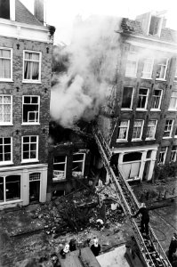 Brand en ontploffingen in pand aan de Quellijnstraat in Amsterdam overzicht van, Bestanddeelnr 930-8810