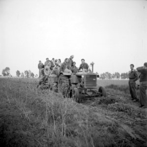 Bouwploeg van moederkibboets Yavne gaat 's ochtends op weg om een nieuwe kibboet, Bestanddeelnr 255-0677