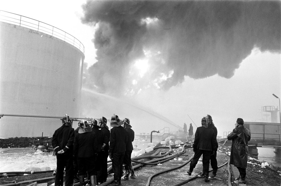 Brand in benzineopslagtank bij Comos Amsterdam. Rond de tank is enorme hoeveel, Bestanddeelnr 922-9947