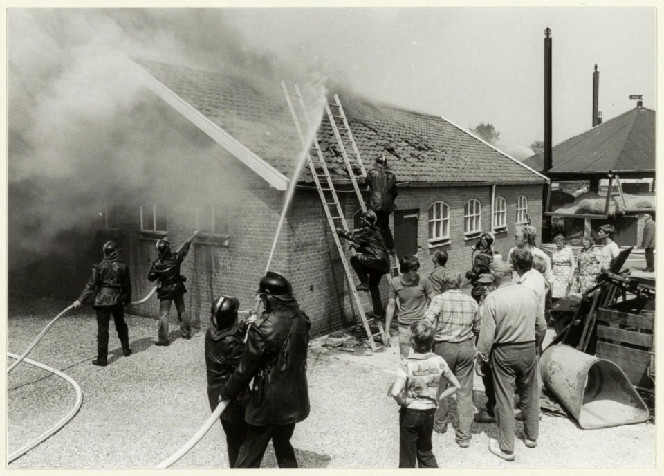 Brand in boerderij hoek Vergierdeweg-Vondelweg. NL-HlmNHA 54005142