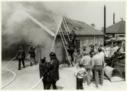 Brand in boerderij hoek Vergierdeweg-Vondelweg. NL-HlmNHA 54005142