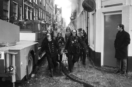 Brand op hoek Oranjestraat-Brouwersgracht, Amsterdam drie doden een der slacht, Bestanddeelnr 924-1187