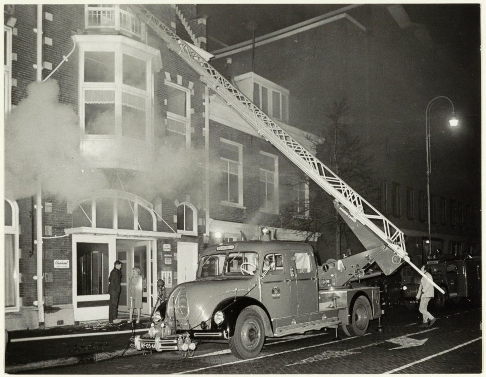 Brand in café-restaurant Die Raeckse, vermoedelijk door vuurwerk. Raaks 1-3, NL-HlmNHA 54025717