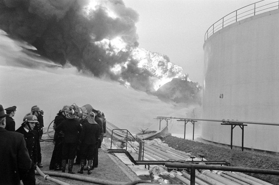 Brand in benzineopslagtank bij Comos Amsterdam. Rond de tank is enorme hoeveel, Bestanddeelnr 922-9950