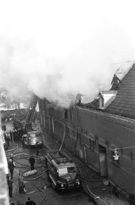 Brand in werkplaats voor blinden aan de Amstel, overzicht blussingswerkzaamheden, Bestanddeelnr 917-0299