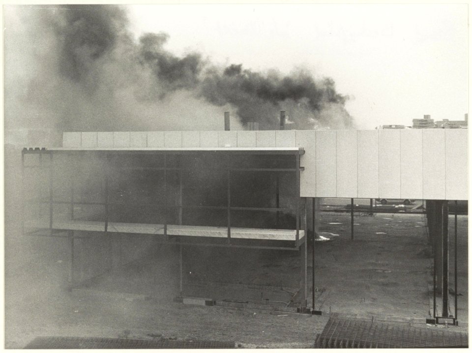 Brand in de bedrijfshal van 'de Waert Services b.v. aan de Drukkersweg. NL-HlmNHA 54025719