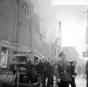 Brand in werkplaats voor blinden aan de Amstel, de brandweer in actie, Bestanddeelnr 917-0293