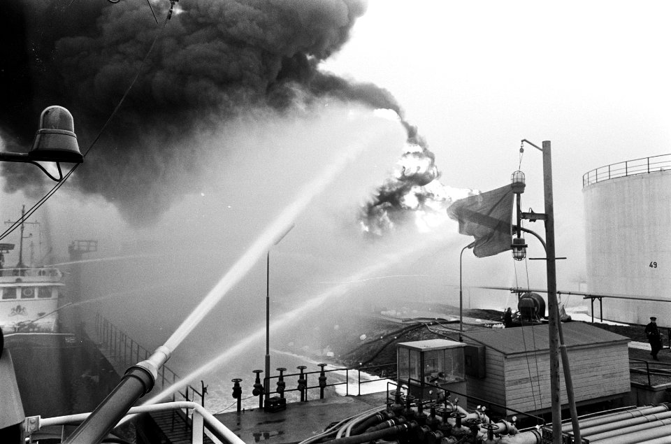 Brand in benzineopslagtank bij Comos Amsterdam. Rond de tank is enorme hoeveel, Bestanddeelnr 922-9951
