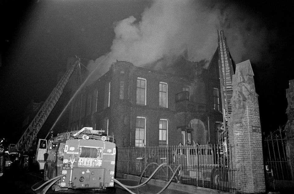 Brand in Sint Willibrordus kerk te Amsterdam. Brandweer blust, Bestanddeelnr 923-2374