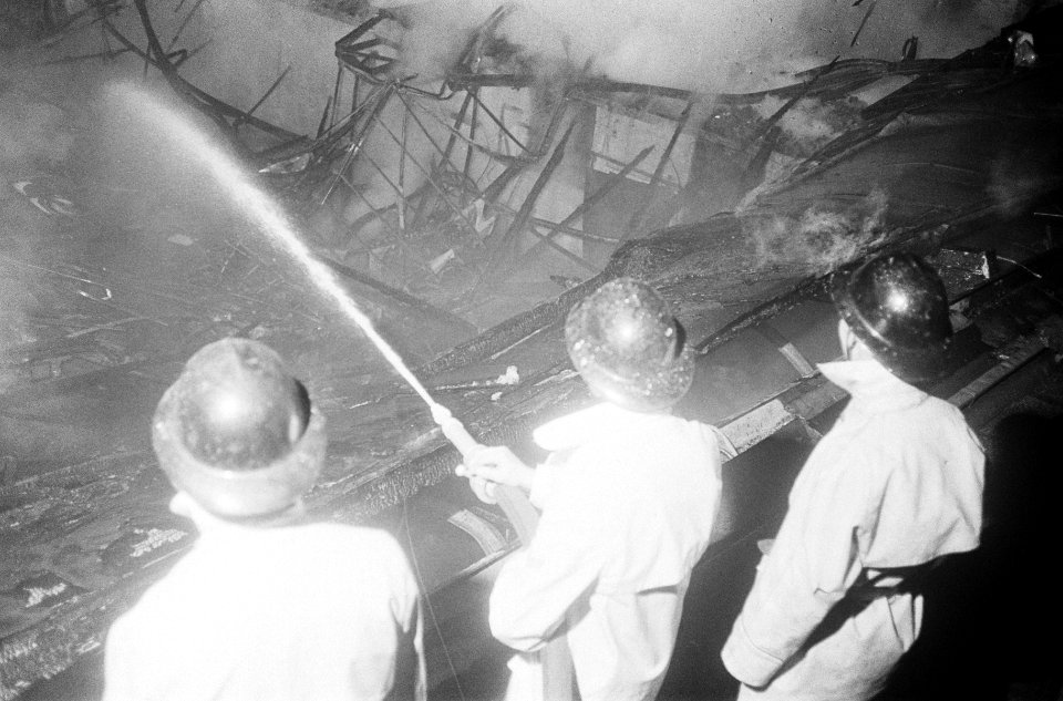 Brand in Rotterdam bij meubelfabriek Everest, brandweerlieden aan het blussen, Bestanddeelnr 917-3547