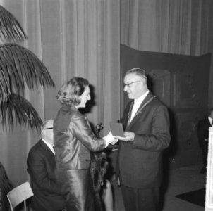 Bouwmeesterprijs 1964 te Sittard uitgereikt aan toneelspelers, burgemeester Dass, Bestanddeelnr 916-5006