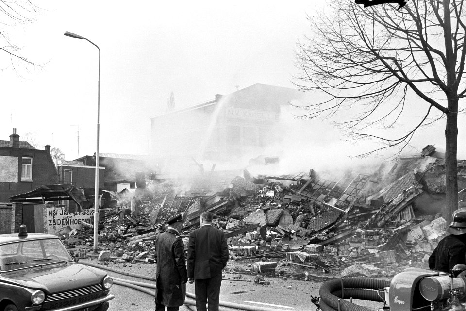 Brand in sigarenfabriek Karel I , Eindhoven zijden hoeden fabriek ook afgebrand, Bestanddeelnr 924-2820