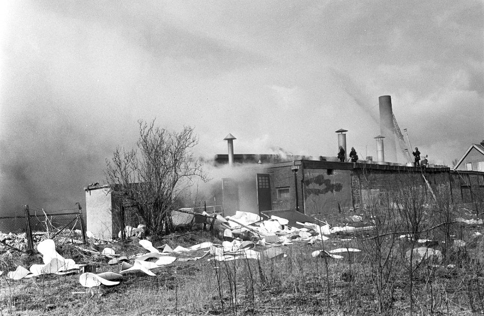 Brand in schuimplasticfabriek aan Duivendrechtse kade te Amsterdam grote rookwol, Bestanddeelnr 922-2551