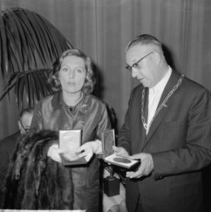 Bouwmeesterprijs 1964 te Sittard uitgereikt aan toneelspelers, burgemeester Dass, Bestanddeelnr 916-5008
